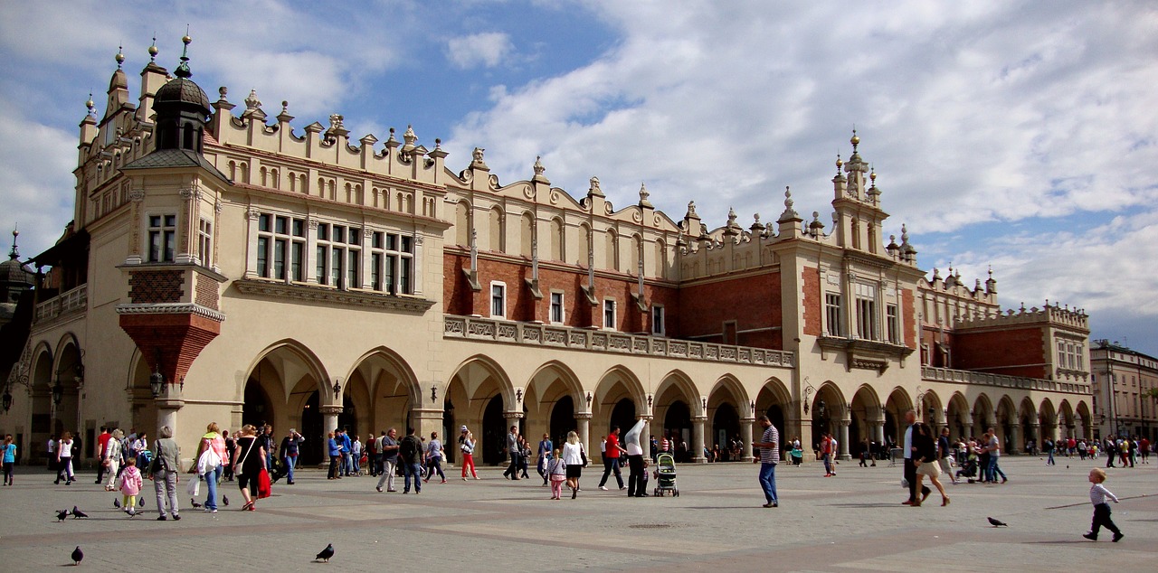 Świętowanie Dnia Patrona Szkoły z Polonezem na rynku głównym w Krakowie